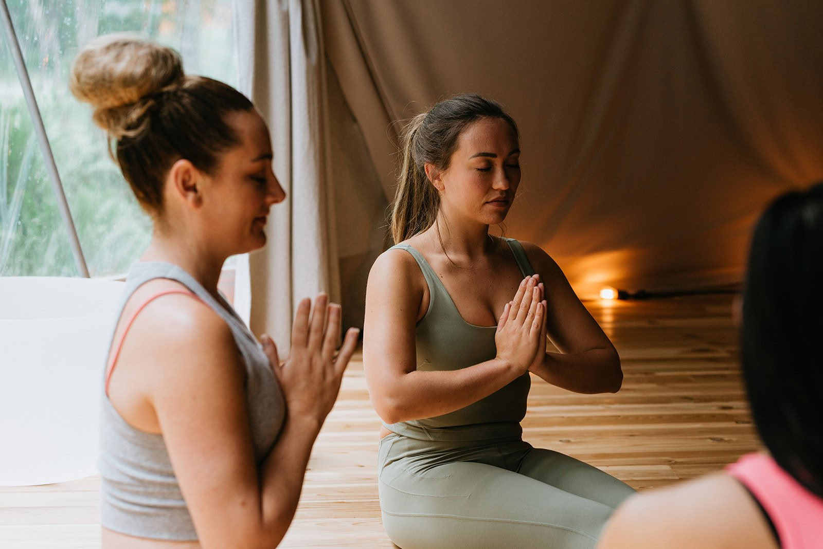 Liefdesvibraties met Jack, Soorya, Matthew en Deviki: gemeenschappelijk kirtanzingen | Nectar Yoga Bowen Island — Nectar Yoga