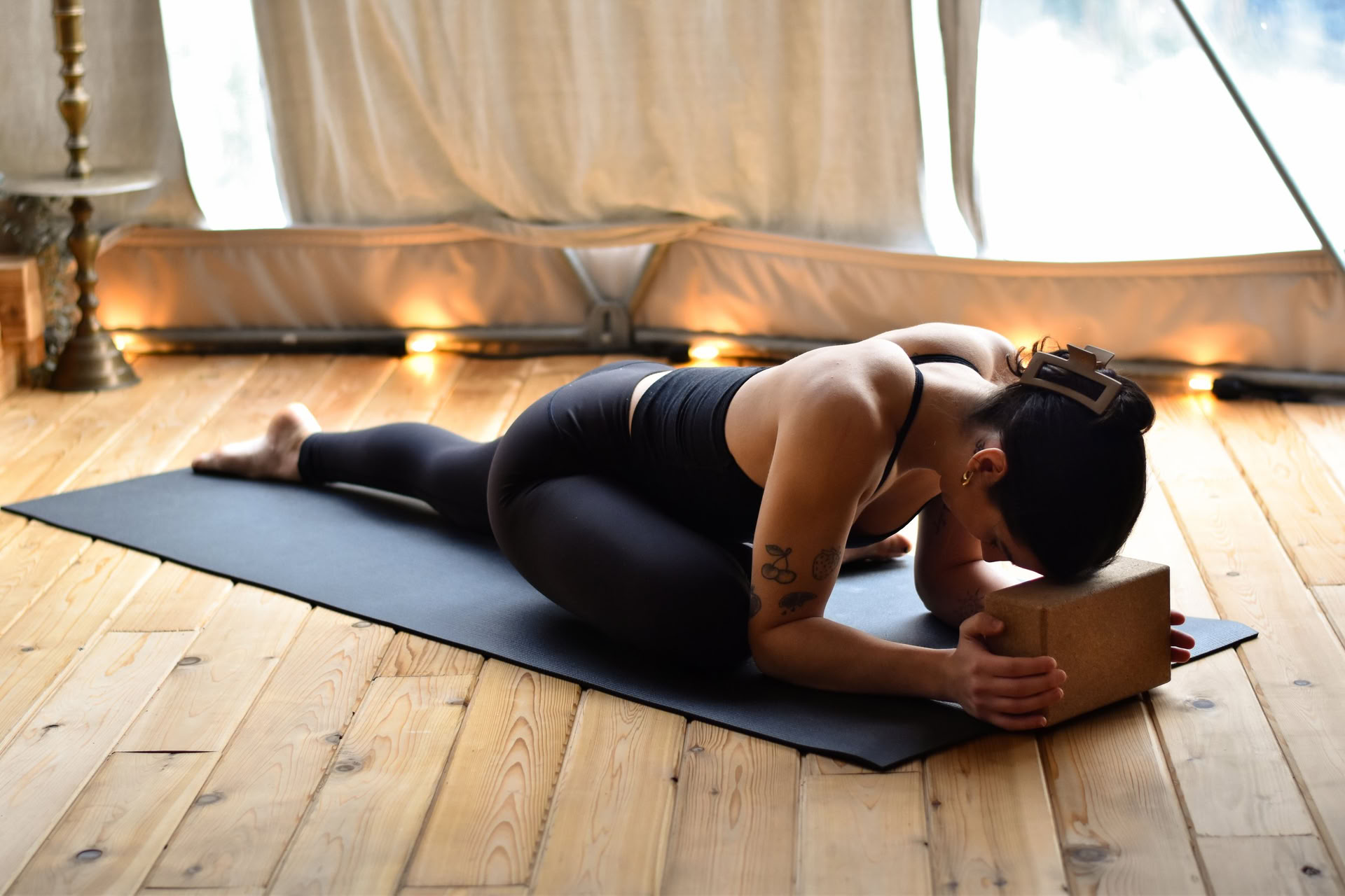 Wortel en Terugkeer, een herstellende oefening om te verbinden en terug te winnen | Nectar Yoga