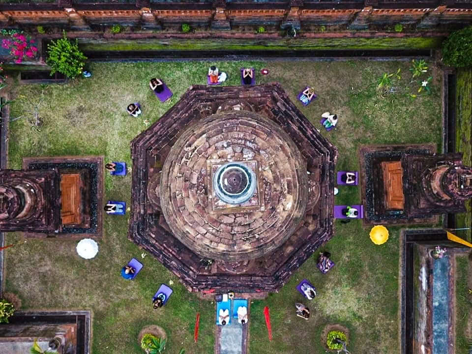 Vollemaanseremonie bij Candi Buddha