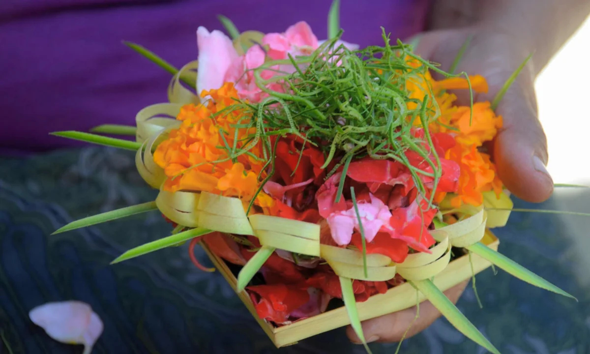 Balinese offerandes maken