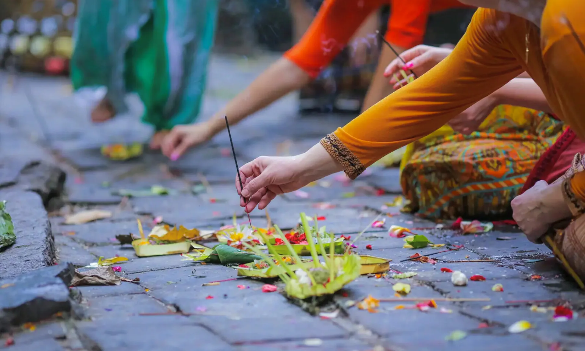 Balinese offerandes maken