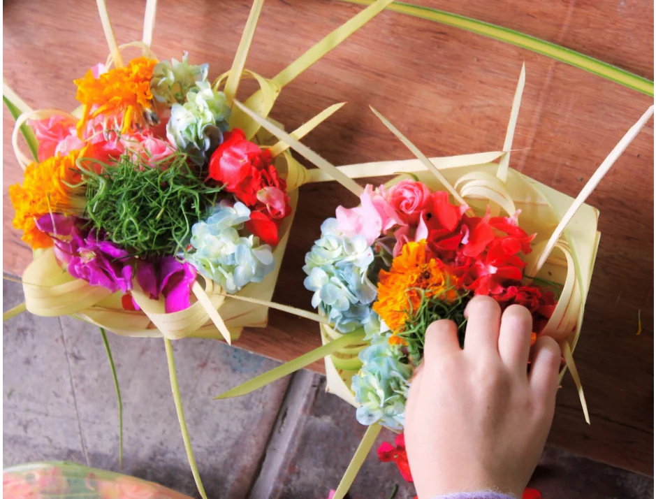 Balinese offerandes maken