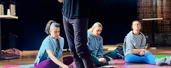 Lezing over yogafilosofie met Ty Landrum