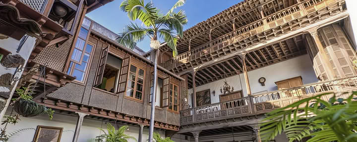 Typische balkon Canary House-rondleiding + gespecialiseerde gezichtsbehandeling of Ayurveda-massage