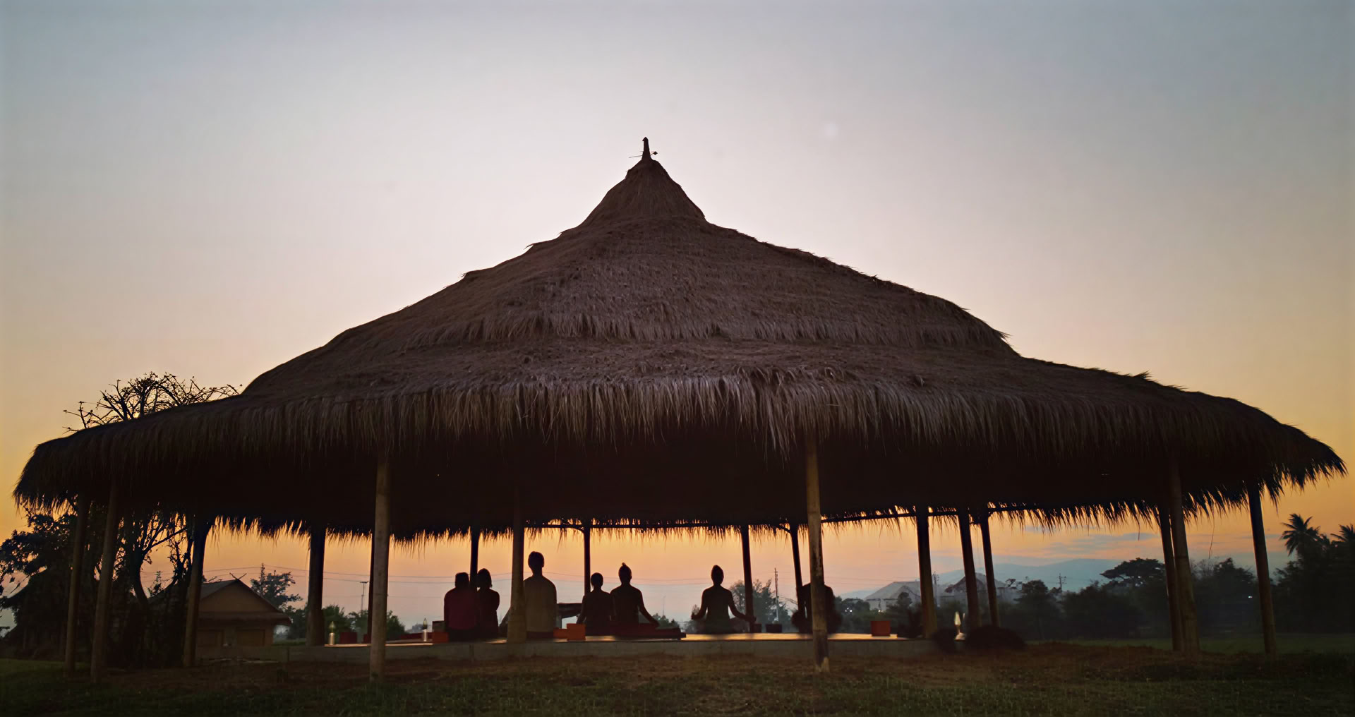 Mala Dhara Buitenyogashala Zonsondergang
