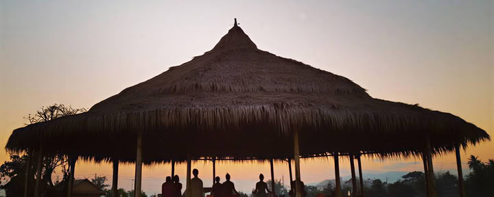 Mala Dhara Buitenyogashala Zonsondergang