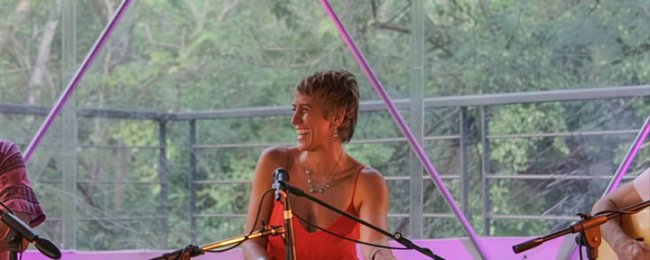Kirtanconcert in de geodetische koepel
