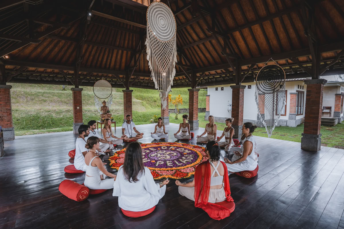 200-/300-uurs hybride yogadocentenopleiding – 1 okt. – 14 okt. 2026