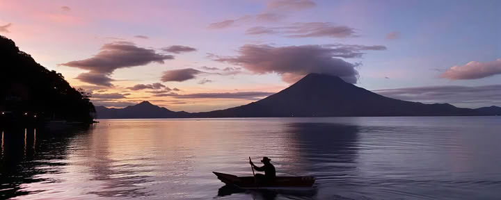Ontwaak bij Atitlán / Paradise Taylor — Villa Sumaya
