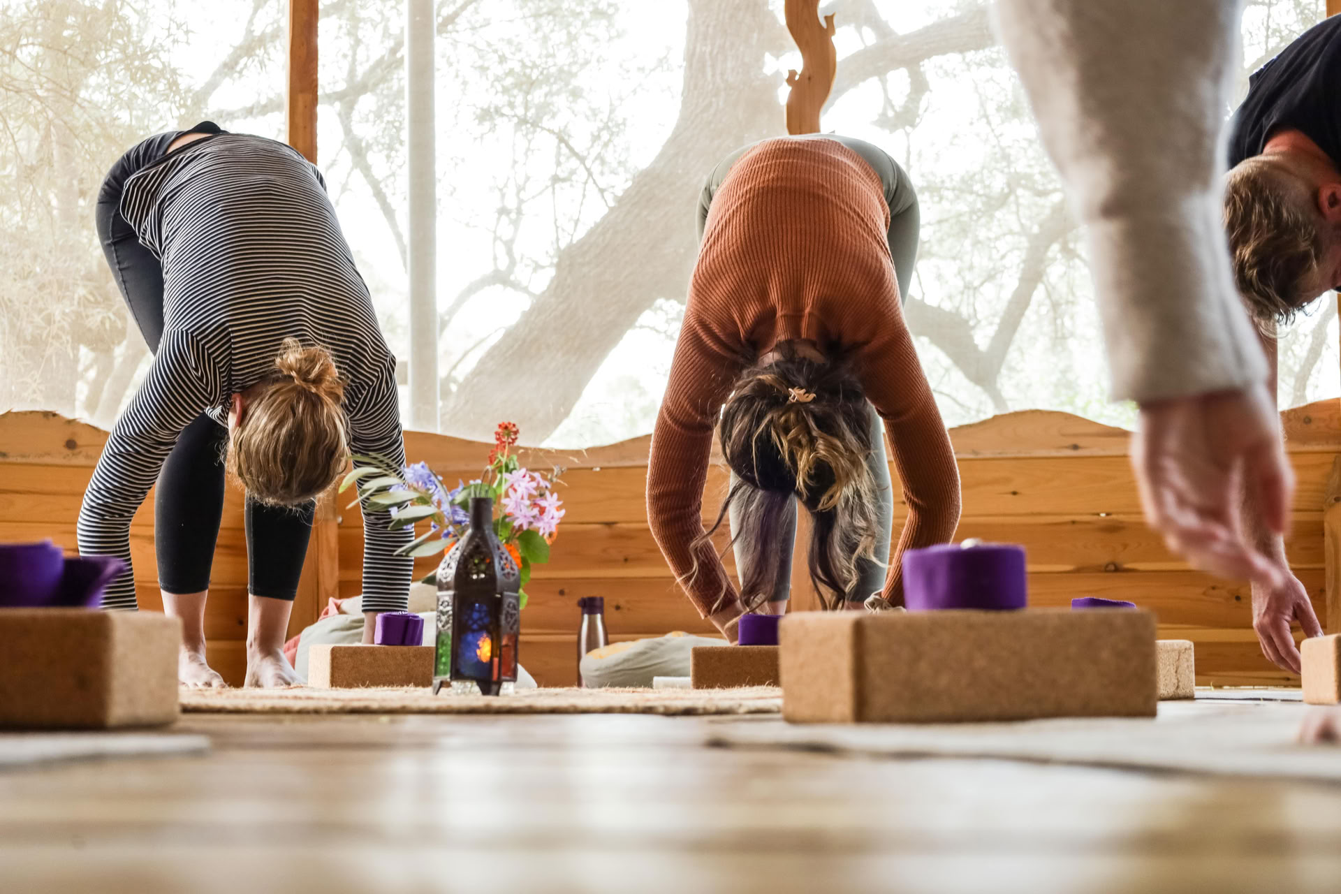 Yoga-uitdaging buitenretraite voor mannen