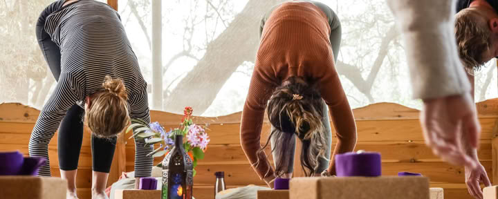 Yoga-uitdaging buitenretraite voor mannen