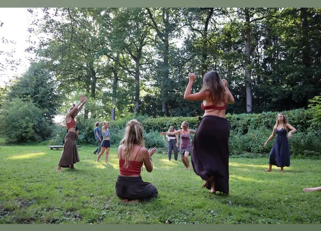 Aardevrouw Naakt Yoga- en Meditatieretraite