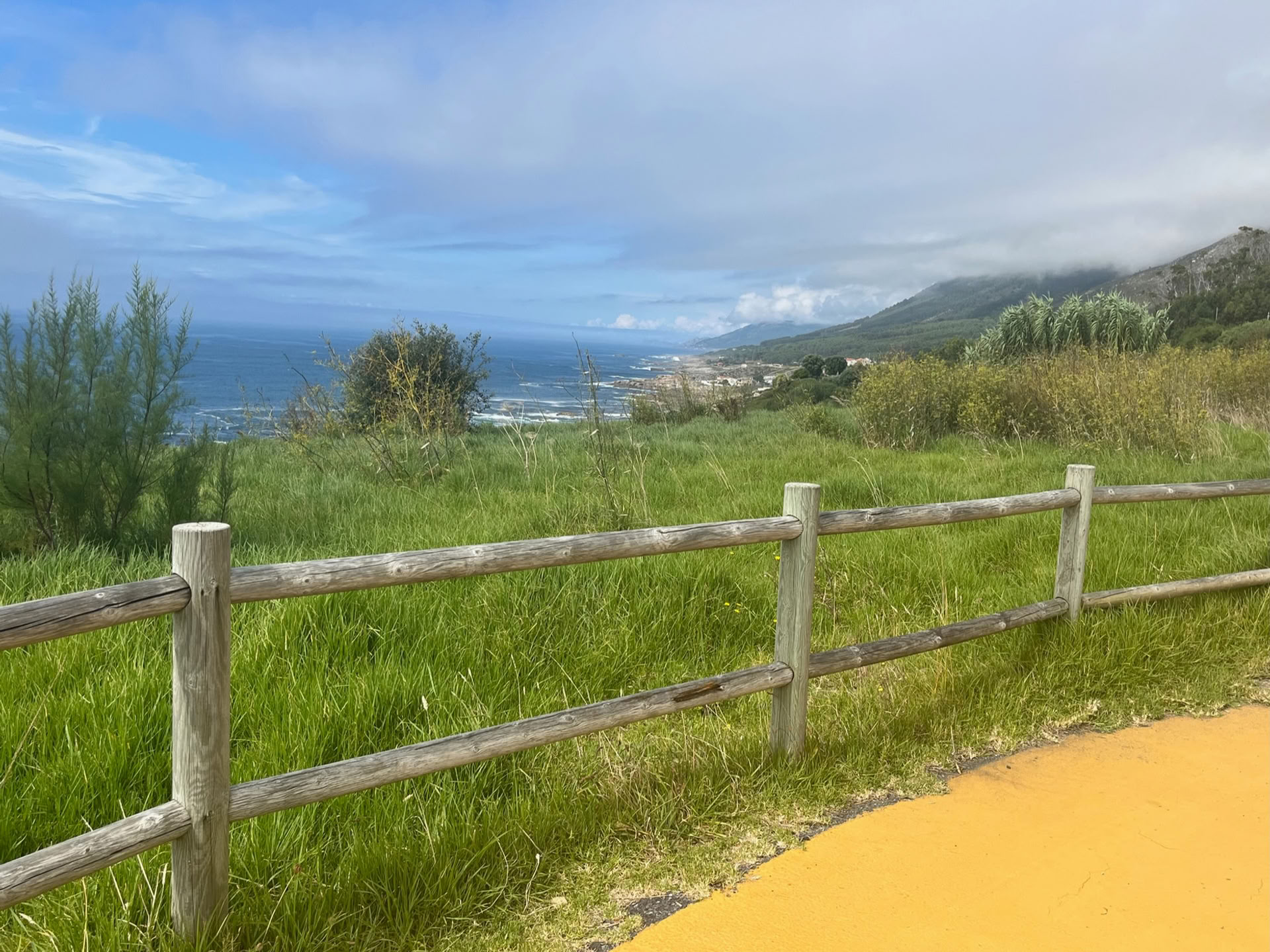Gehouden door de Weg: Een reis met verdriet en vreugde op de Camino de Santiago
