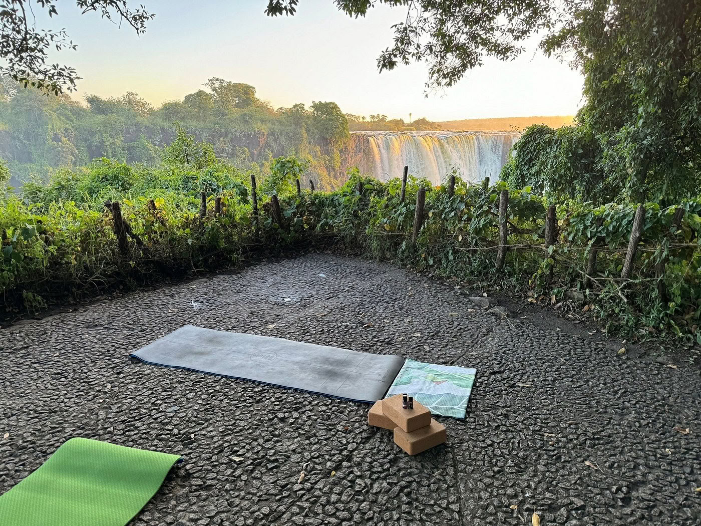 Yoga bij de watervallen