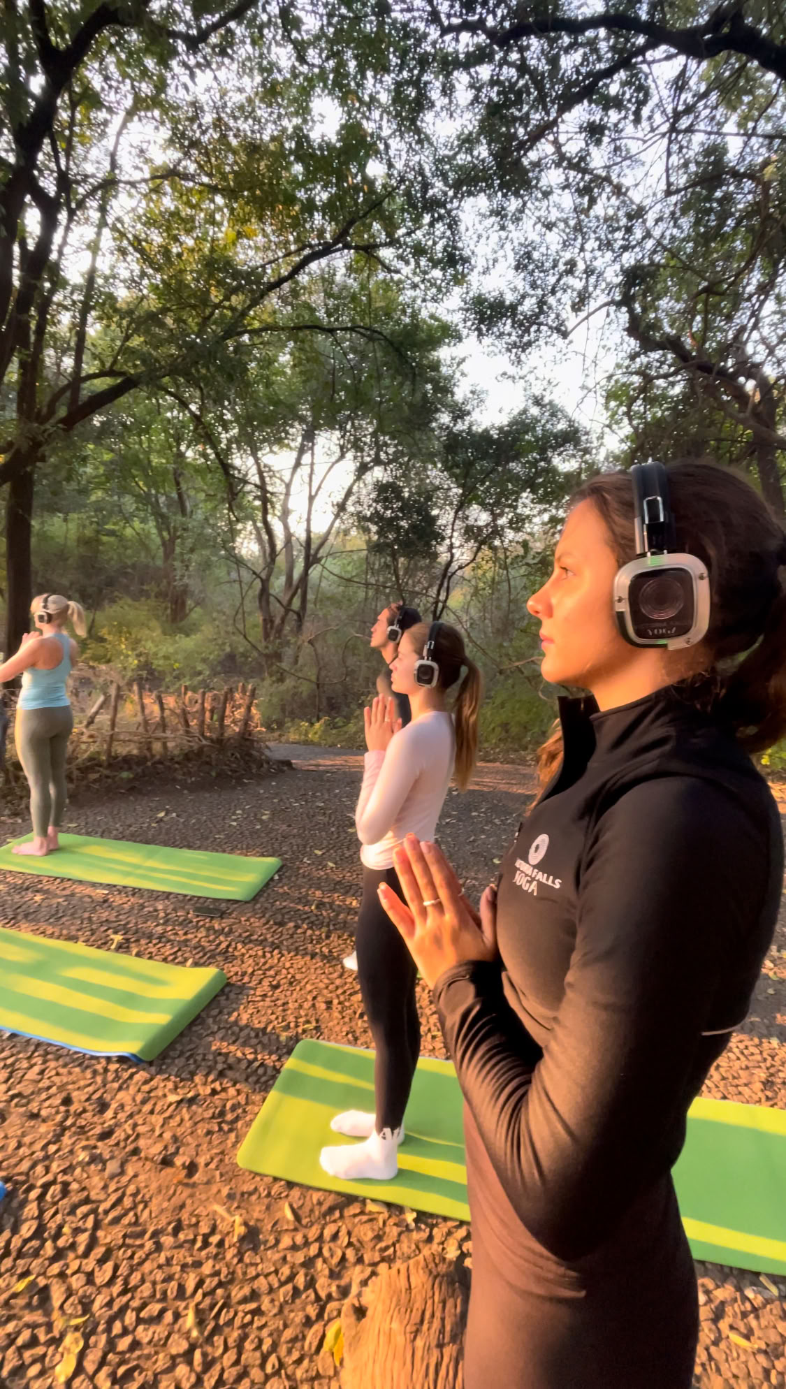Yoga bij de watervallen