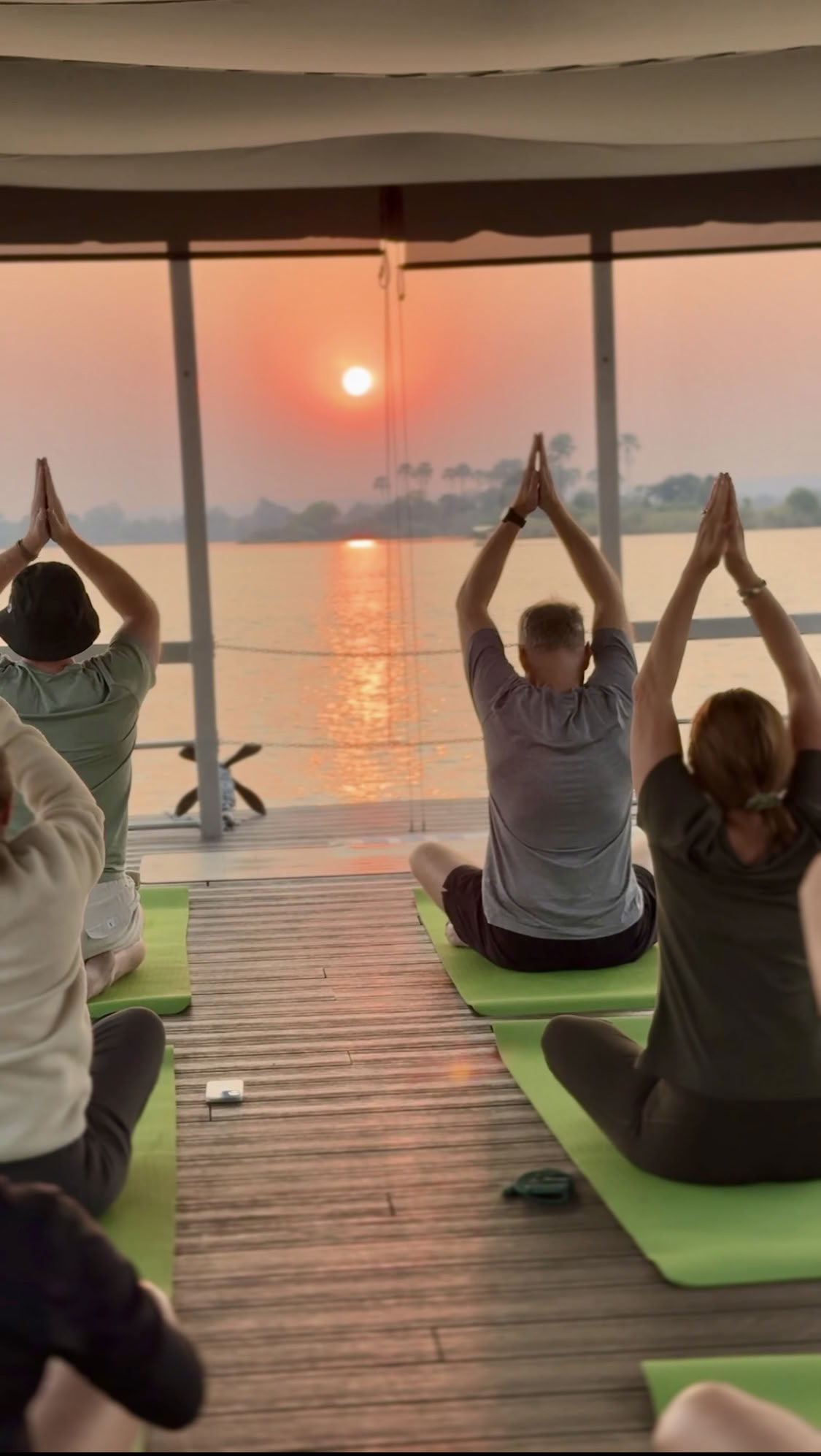 Yoga bij de watervallen