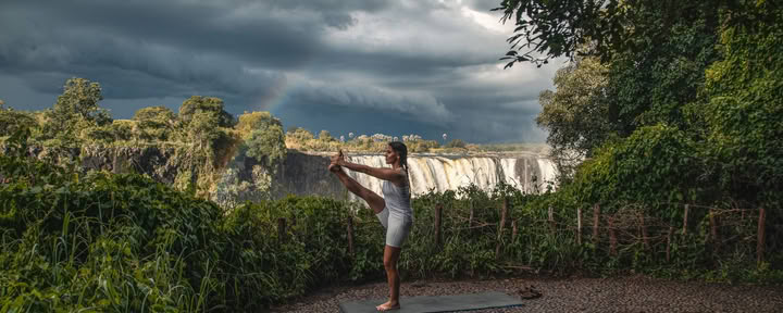 Yoga bij de watervallen
