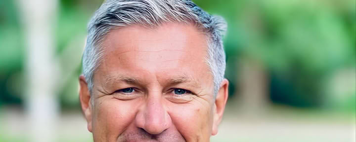 Yoga met Angus Ford Robertson