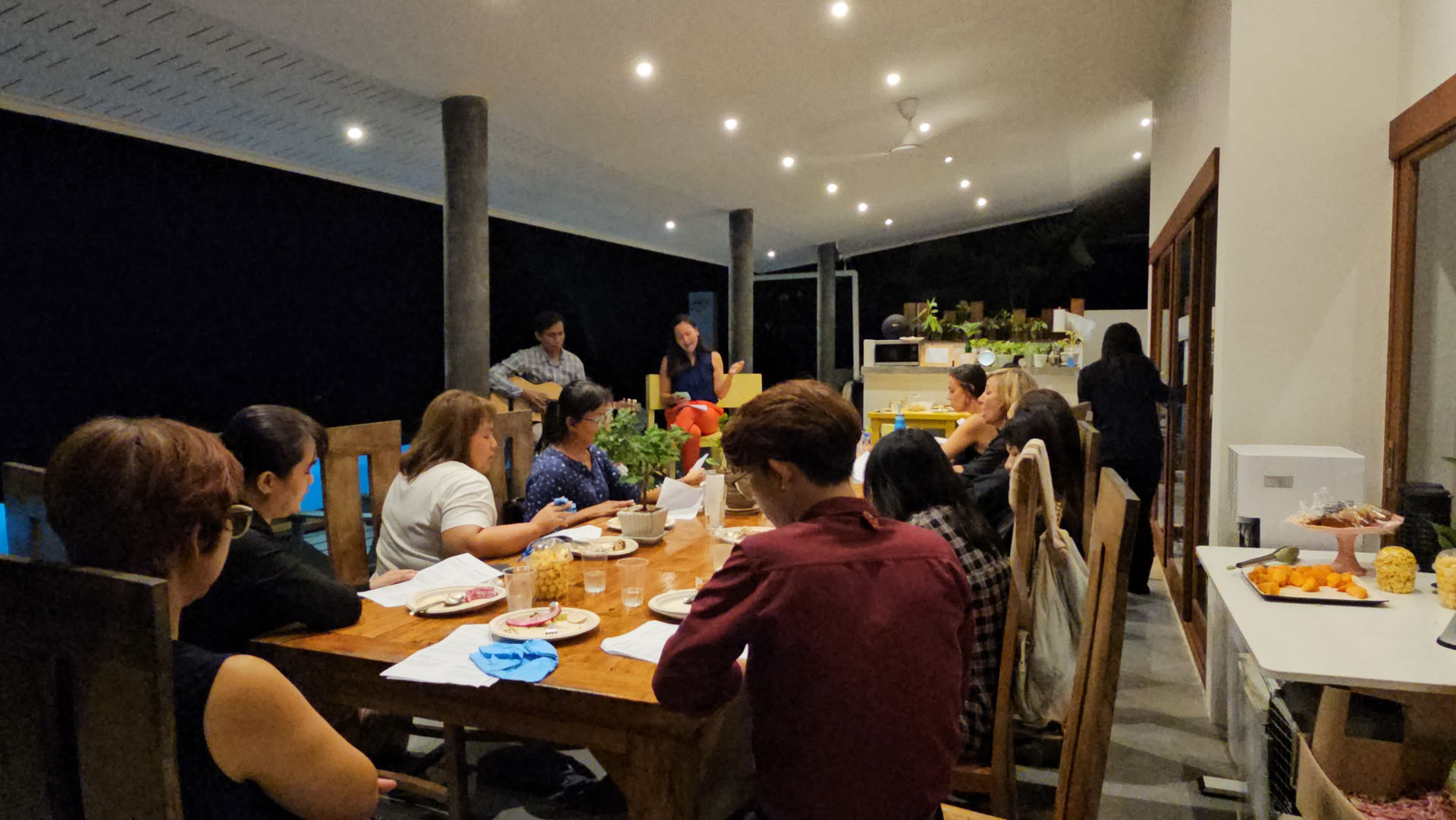 Aanbiddingsavond bij het zwembad & potluck-diner