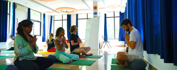Prenatale en postnatale yogadocentenopleiding in Rishikesh, India