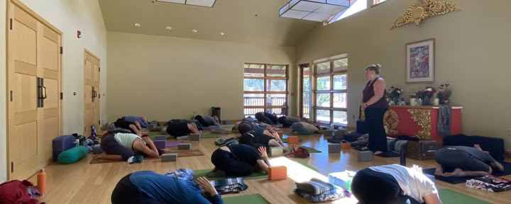 Naar Binnen Keren: Een Herfstige Yogaretreat