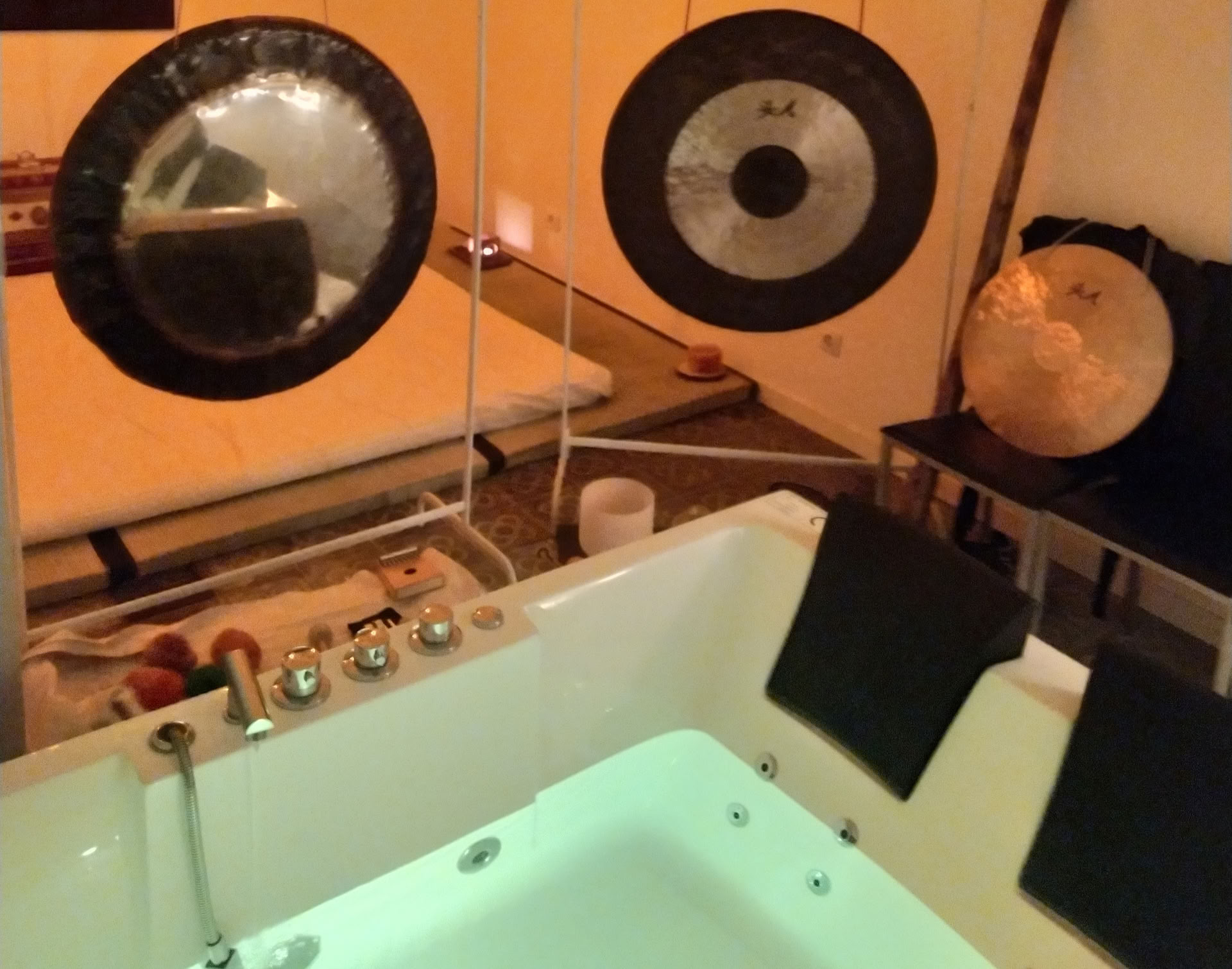 Gong-jacuzzi 1 | Tantra