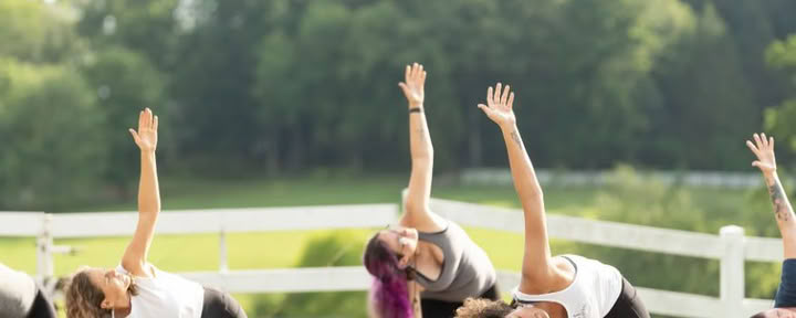 Zaterdagochtend Zonnegroet Yoga Flow met Kelly Flowers