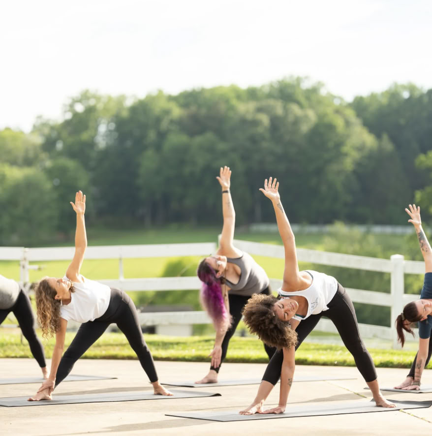 Zaterdagse zonsopgang-yogaflow met Kelly Flowers — The Horse Shoe Farm Boutique Resort bij Asheville, NC | Dineren & Spa