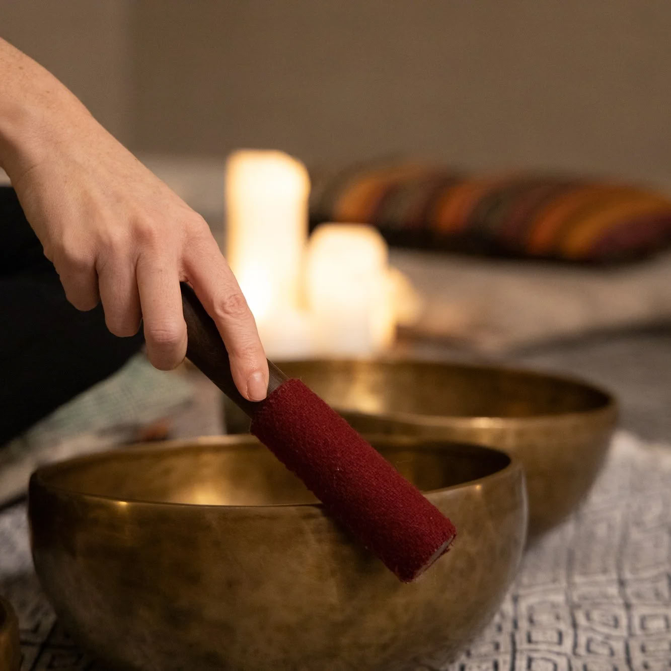 Zonsondergangsoundbath met Amy Duncan - The Sanctuary in The Horse Shoe Farm — The Horse Shoe Farm Boutique Resort bij Asheville, NC | Dineren & Spa