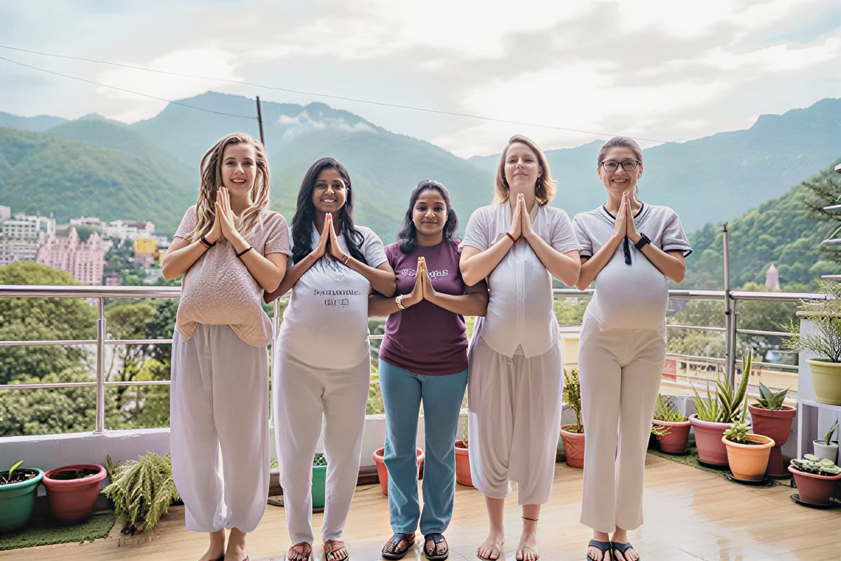 85 uur prenatale yogadocentenopleiding in Rishikesh