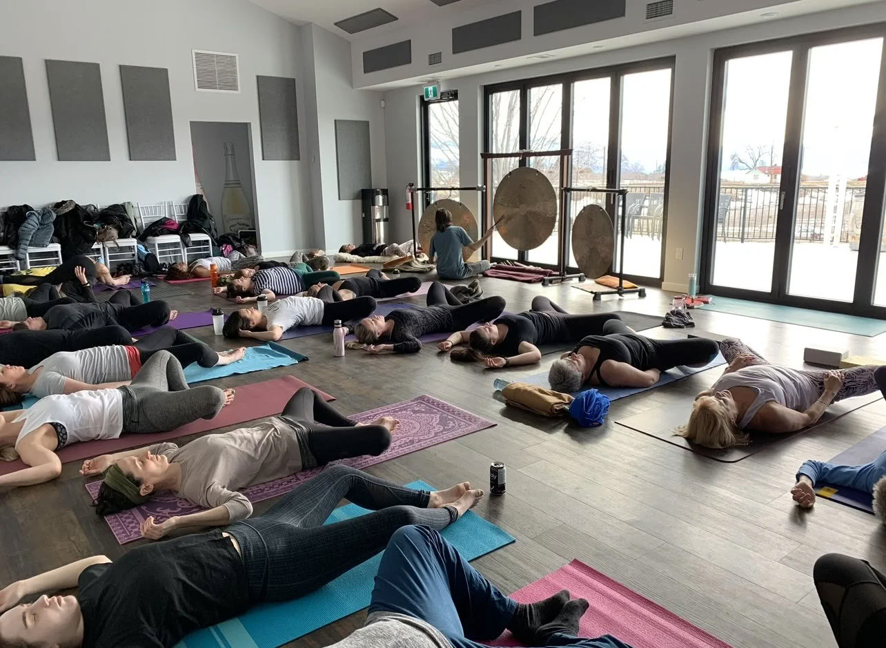 Dockside Flow: Yoga & Meditatie aan het Okanaganmeer!