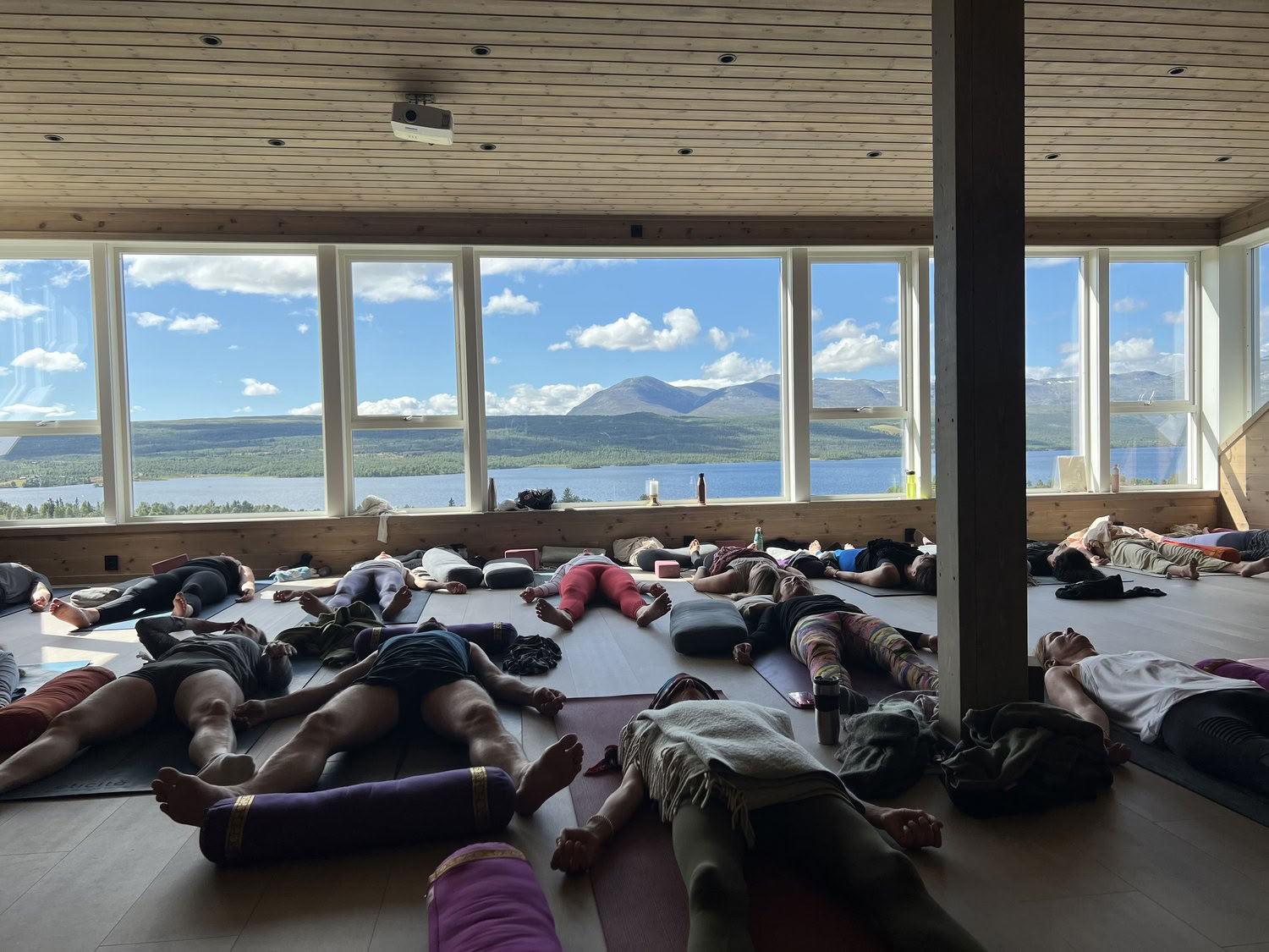 Adem van de Herfst: Een Herstellende Yogaretreat voor Stressverlichting