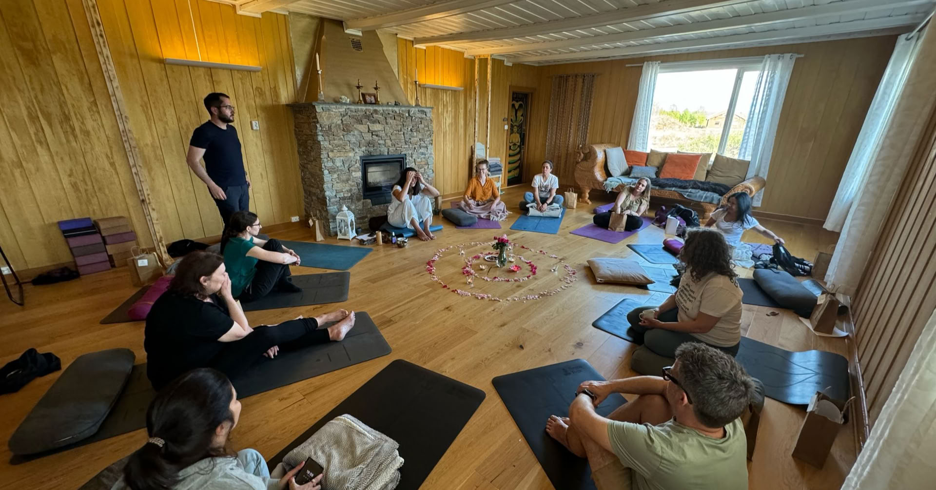 Adem van de Herfst: Een Herstellende Yogaretreat voor Stressverlichting