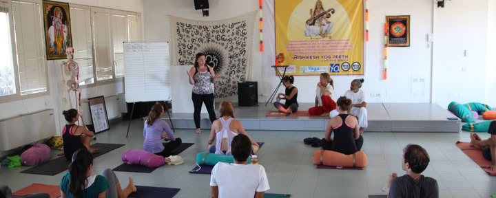 200-uurs hybride yogadocentenopleiding