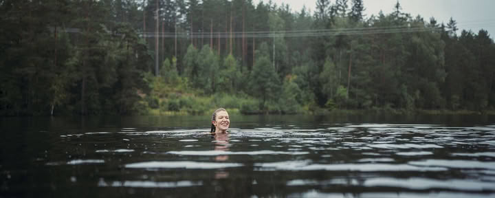 Zomerse yoga-retraite voor de zonnewende in het wilde Zweden: kom tot rust en herontdek jezelf in het Zweedse bos