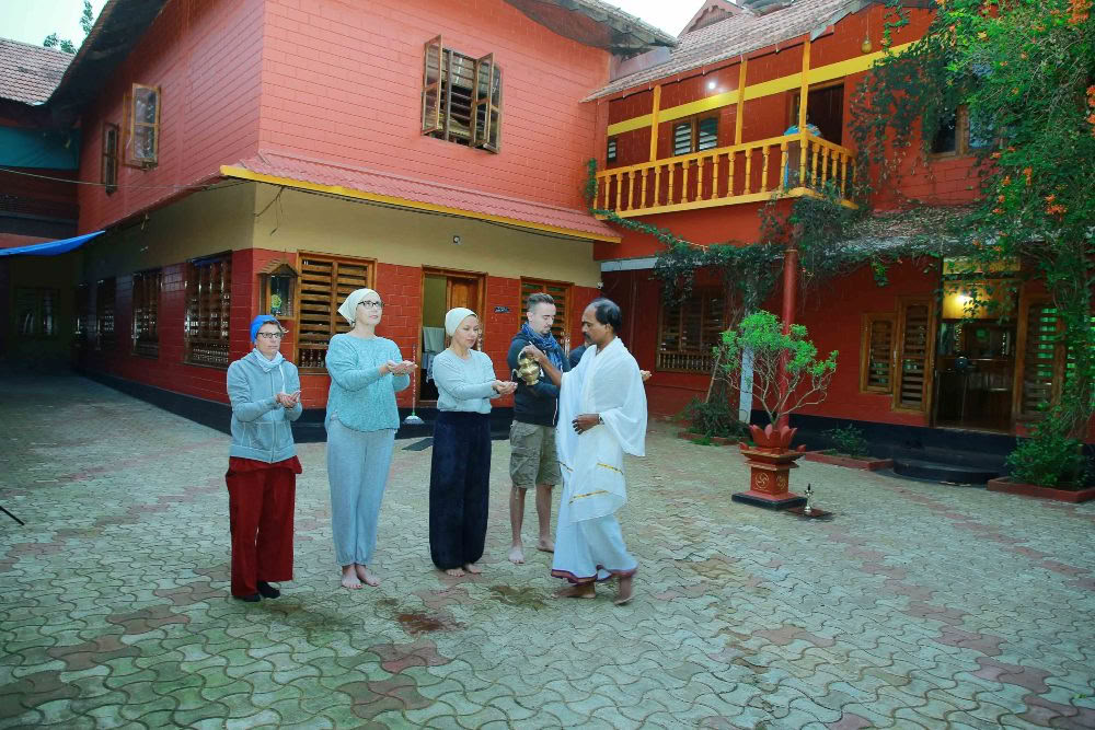 Hatha-yogaretraite met Bhoomaji