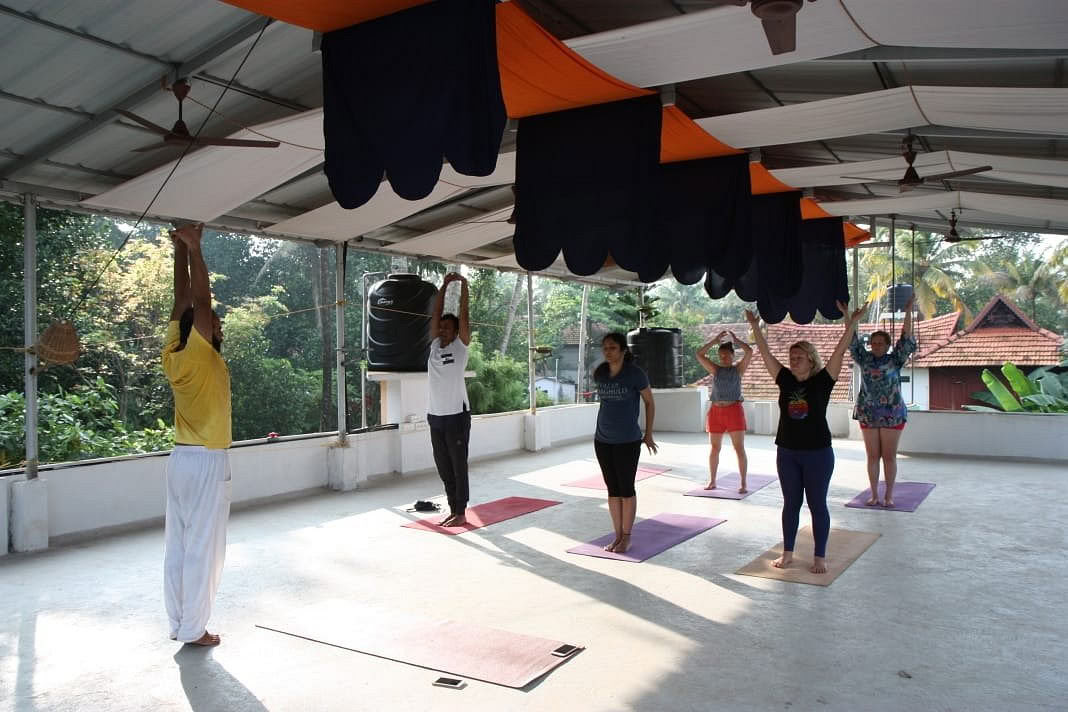 Tussen Oceaan en Stilte: Yoga- en Ayurveda-retraite in het hart van Kerala, India