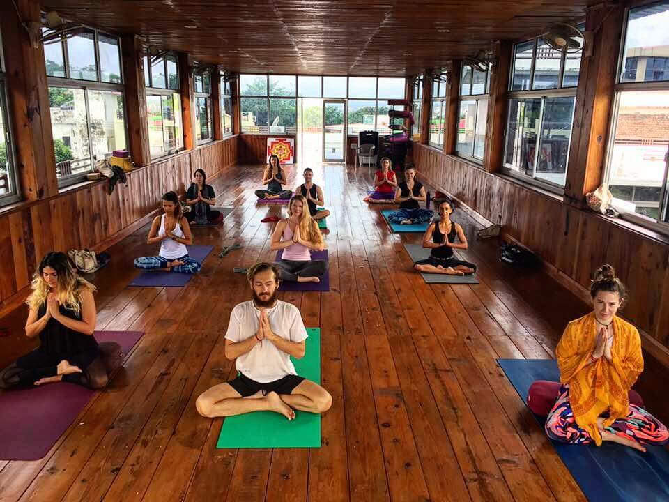 Rishikul Yogshala Rishikesh - Yogadocentenopleiding in Rishikesh, India
