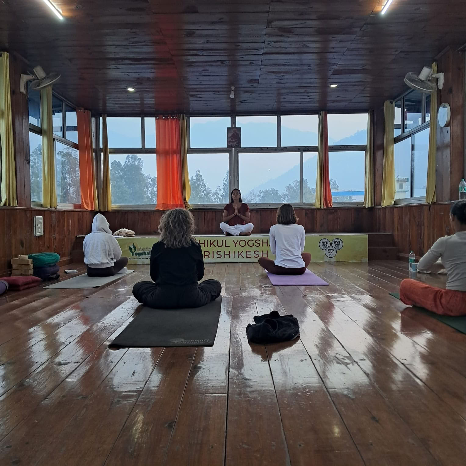 Rishikul Yogshala Rishikesh - Yogadocentenopleiding in Rishikesh, India