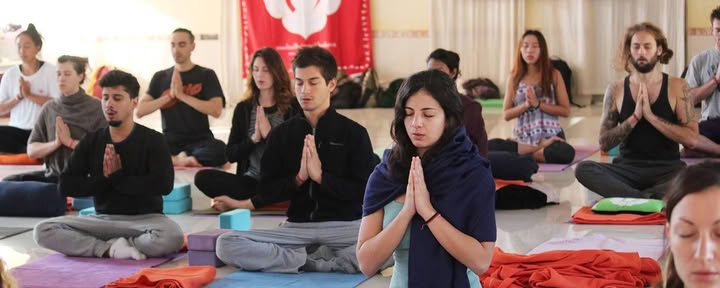 Rishikul Yogshala Rishikesh - Yogadocentenopleiding in Rishikesh, India
