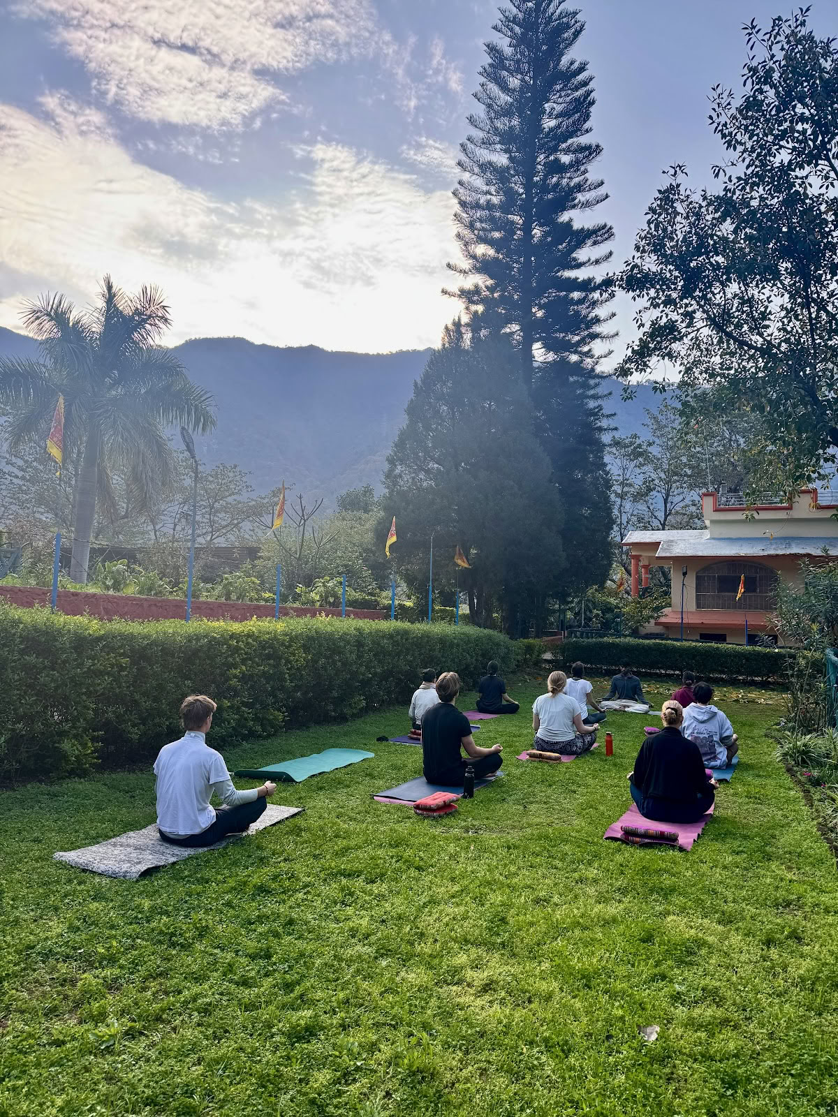 Abhyasa Yogmath | Traditioneel yoga- en meditatie-ashram in Rishikesh, India