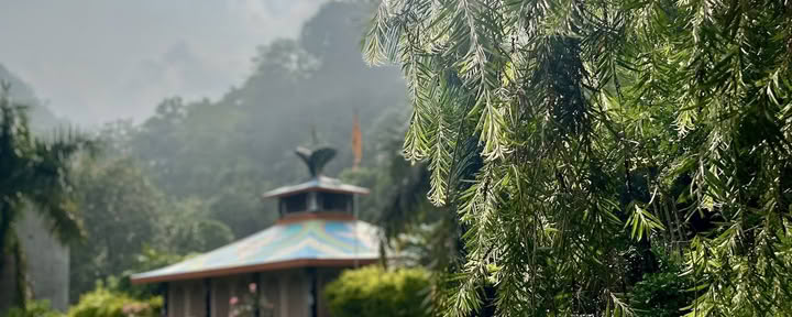 Abhyasa Yogmath | Traditioneel yoga- en meditatie-ashram in Rishikesh, India