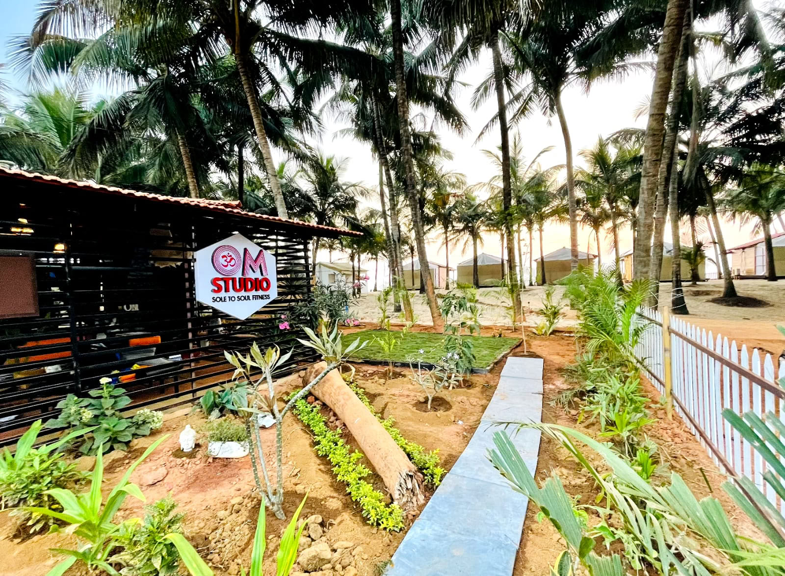 OM Studio Agonda - Aerial Yoga en Sound Healing in Goa