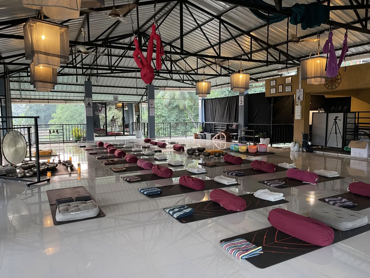 OM Studio Agonda - Aerial Yoga en Sound Healing in Goa