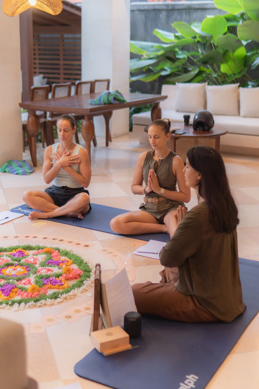 Pilates-retreats bij zonsondergang