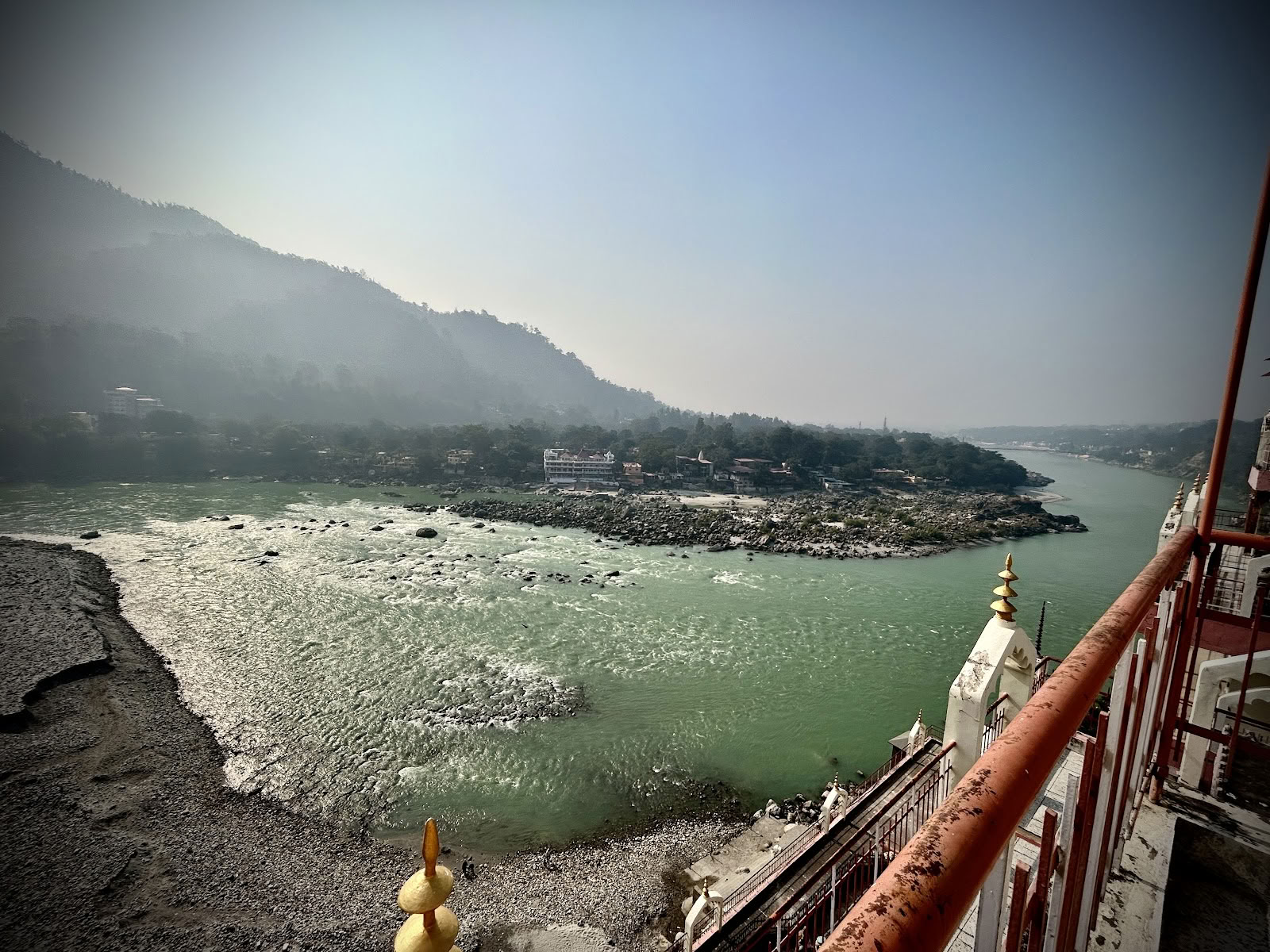 Rishiganga Yogshala - Yogadocentenopleiding & yogaretreats in Rishikesh