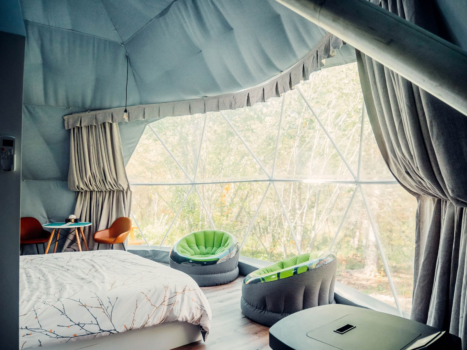 Accommodatie in luxe koepeltenten aan de beekzijde