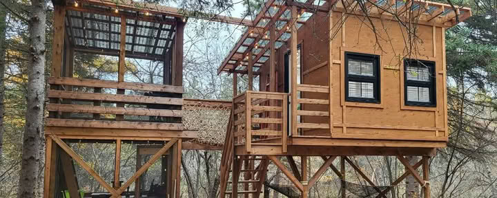 Accommodatie in luxe koepeltenten aan de beekzijde