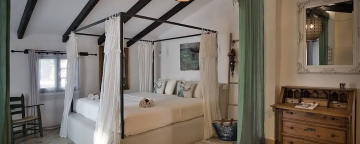 Twin room with private bathroom