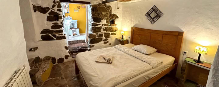Single Room for 1 guest with own bathroom